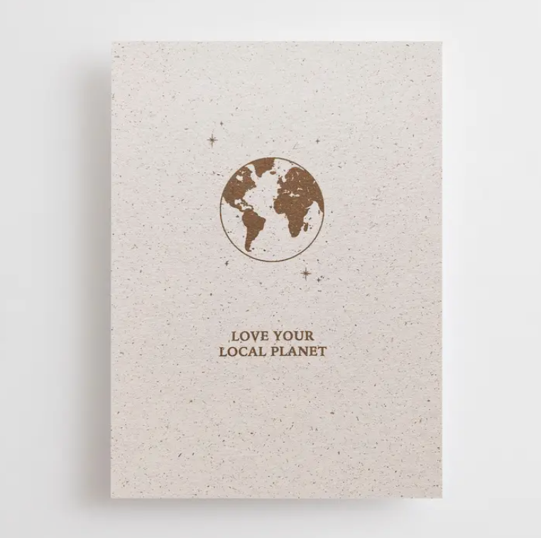 Minimalistische beige kaart met een bruine wereldbol en de tekst 