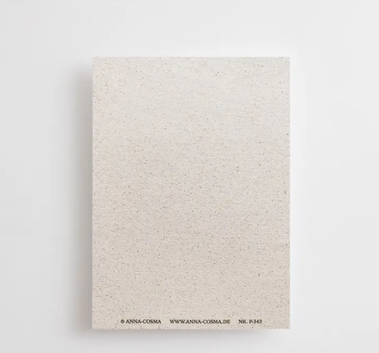 Minimalistische beige kaart met een bruine wereldbol en de tekst 
