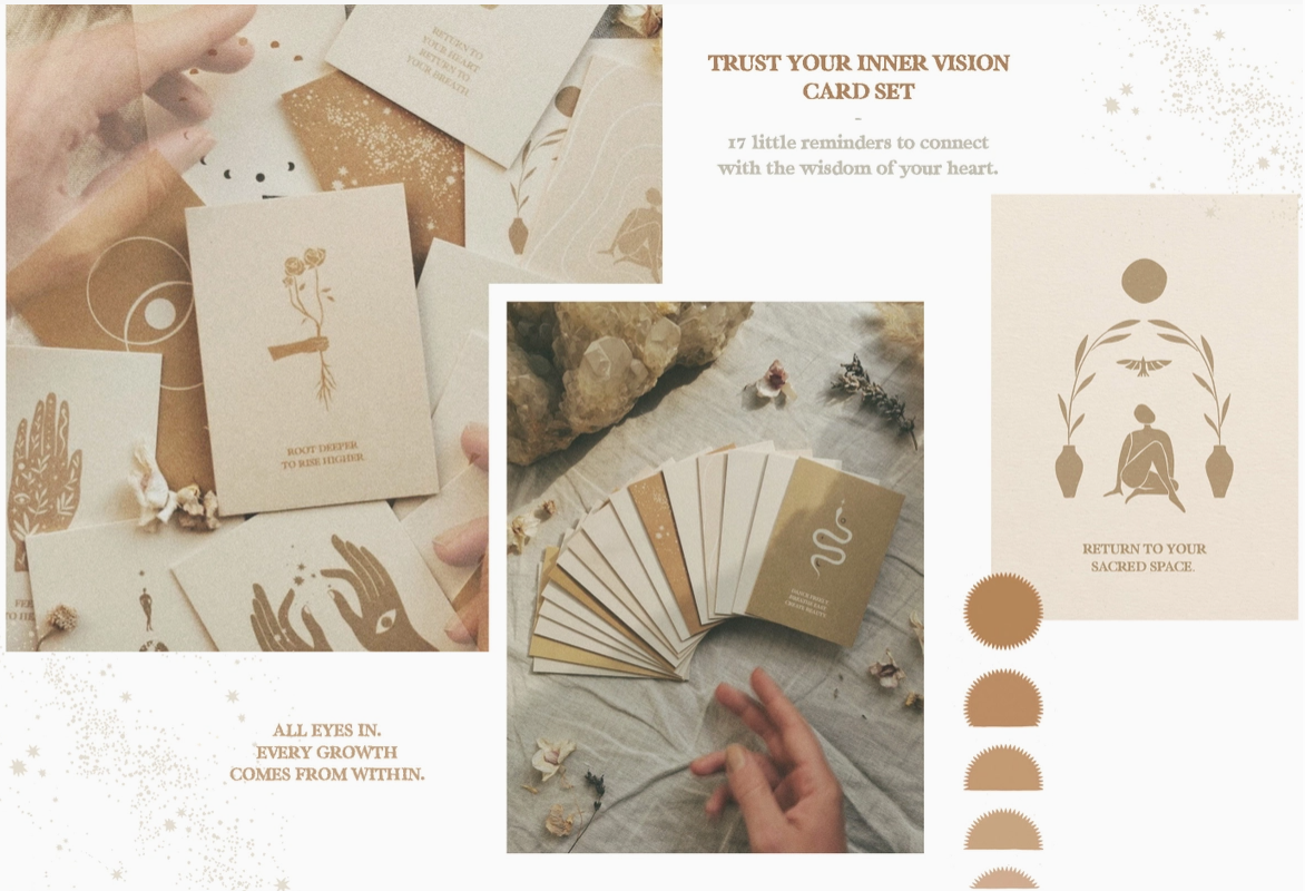 Minimalistische, beige en bruine affirmatie kaarten met hand gewaaierde, gedroogde bloemen op een zachte stoffen achtergrond.