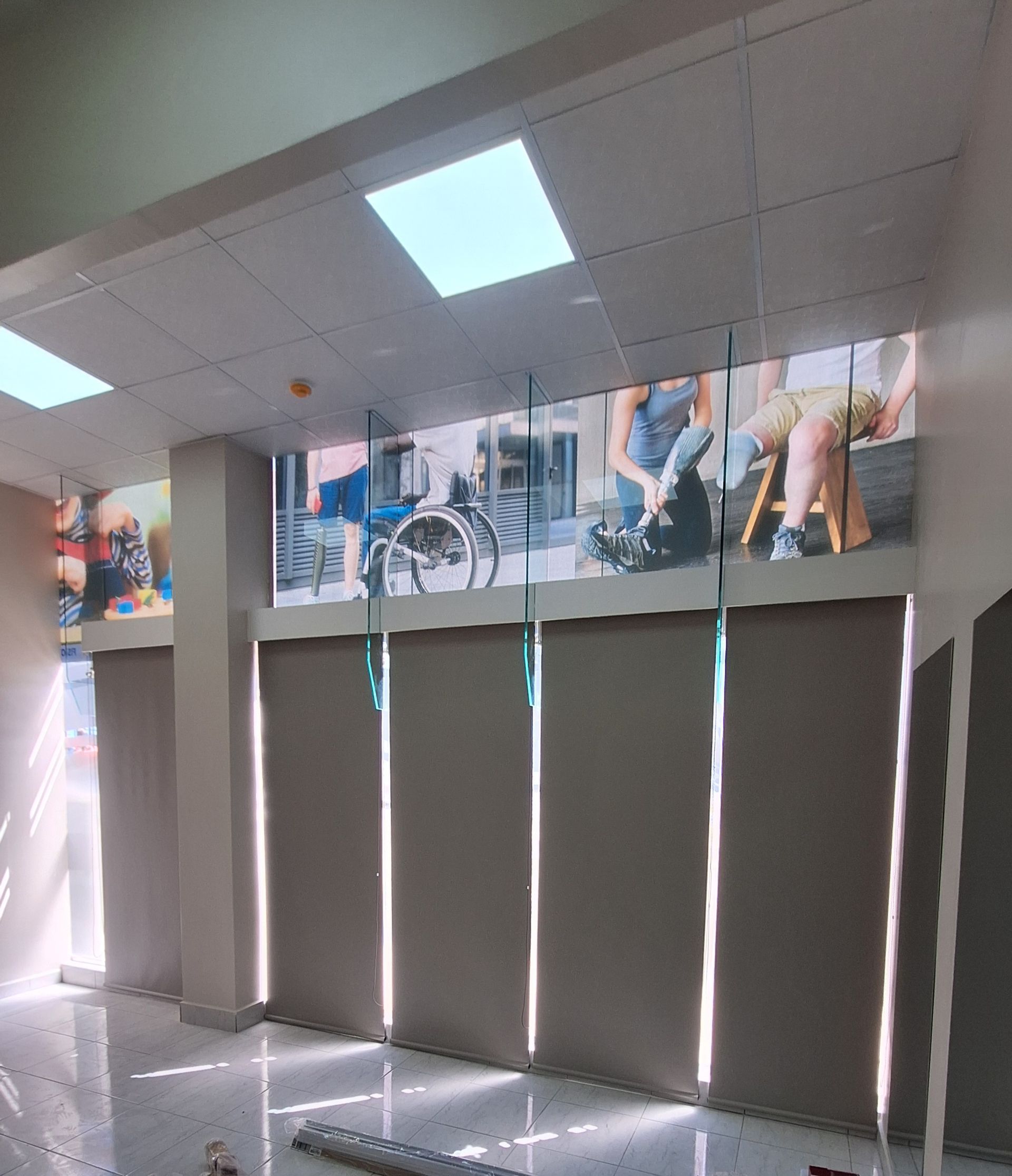 En la ventana de un centro médico 