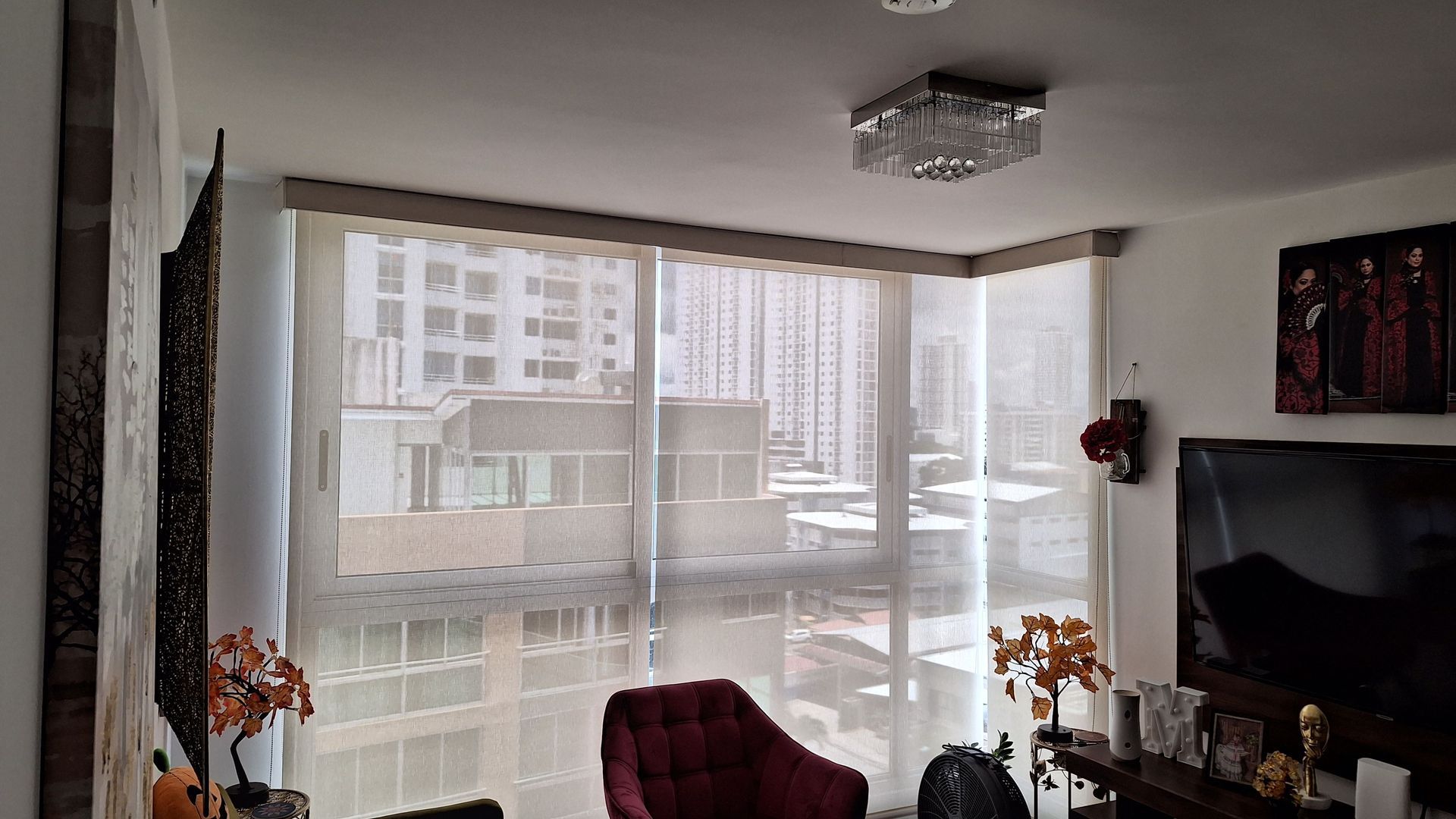 Una sala de estar con una gran ventana