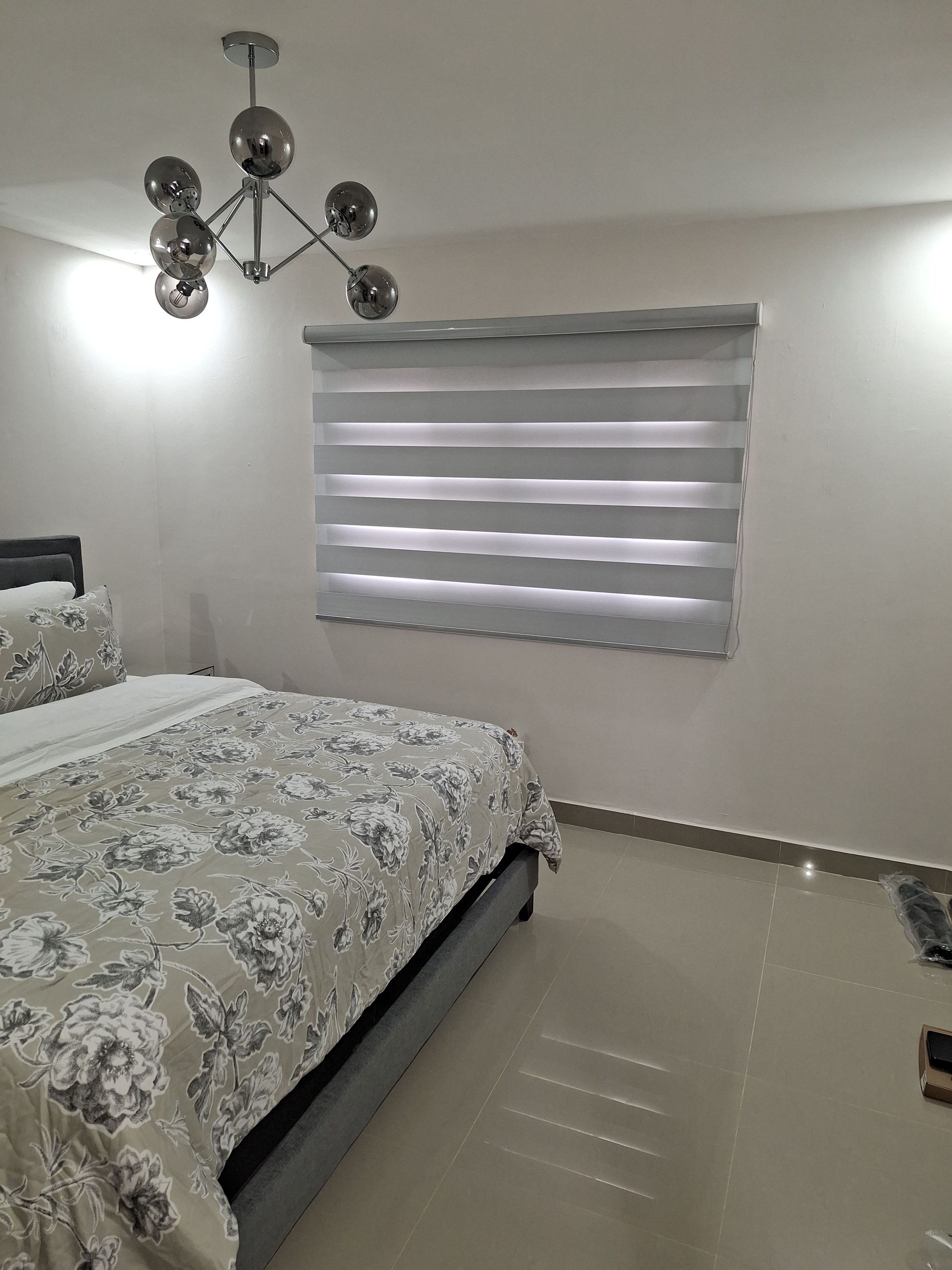 Un dormitorio moderno con una colcha floral