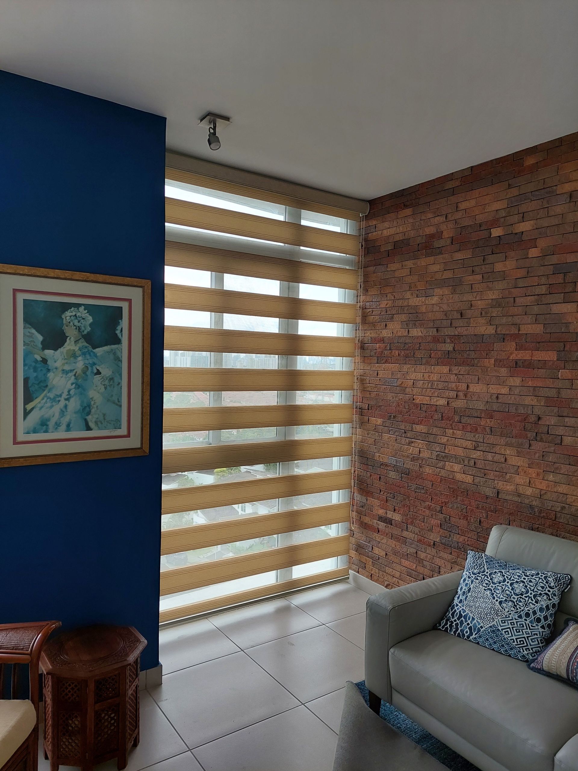 Una habitación con una pared azul