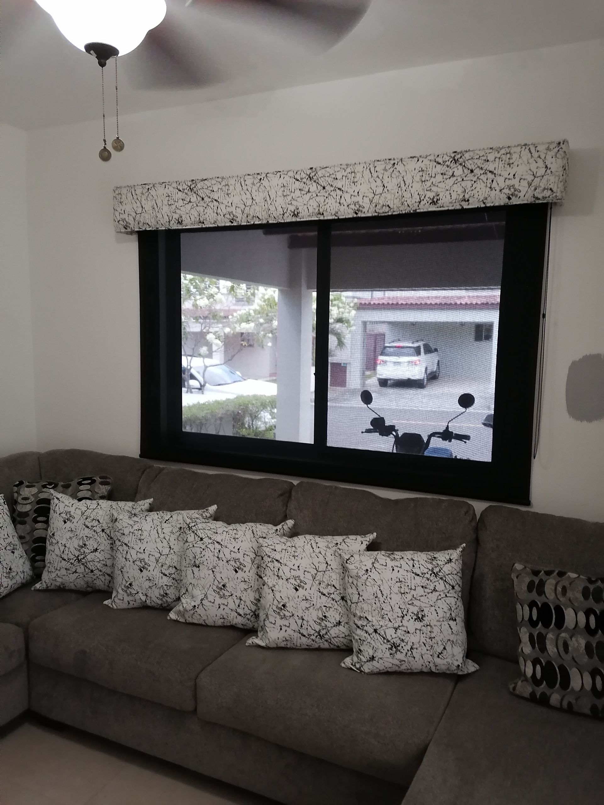 Un sofá modular gris con cojines decorativos estampados