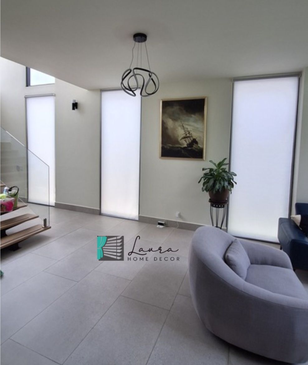 Un interior minimalista con grandes ventanales esmerilados