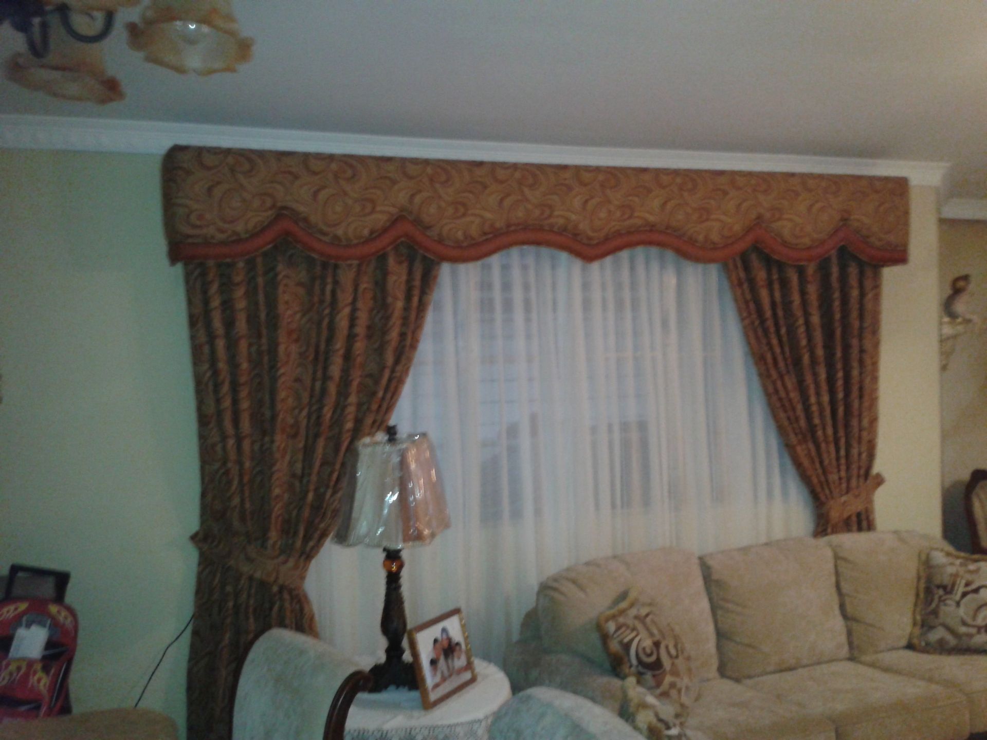 Elegante ventana de salón con cenefa de tela festoneada