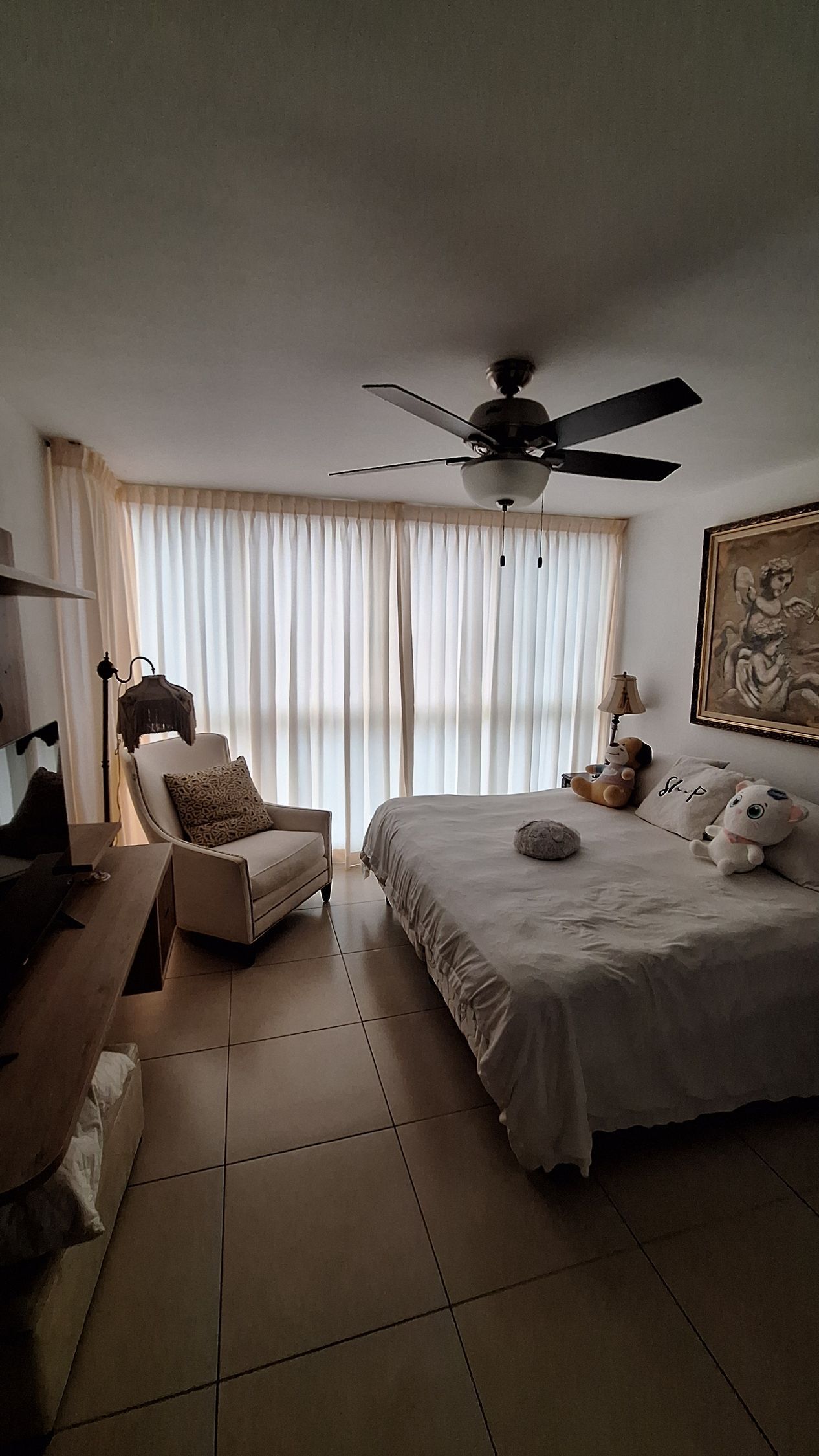 Un dormitorio luminoso con una cama grande