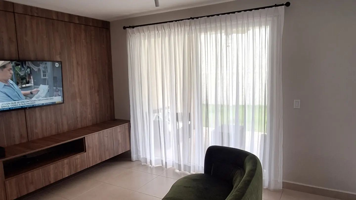 Sala de estar moderna con una pared revestida de madera