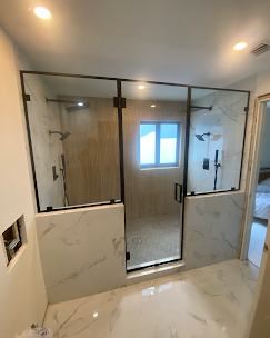 Cabina de ducha sin marco de vidrio templado instalada como parte de una remodelación de baño en Coral Gables.