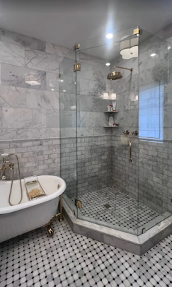 Cabina de vidrio con diseño angular instalada durante una remodelación de baño en Dadeland.