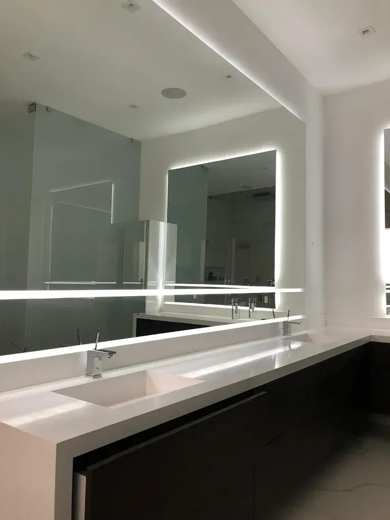 Espejo a la medida con iluminación integrada instalado en un baño en Downtown Miami.