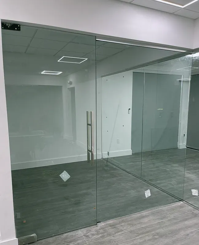 Partición de vidrio para oficina instalada en un espacio comercial en Edgewater.