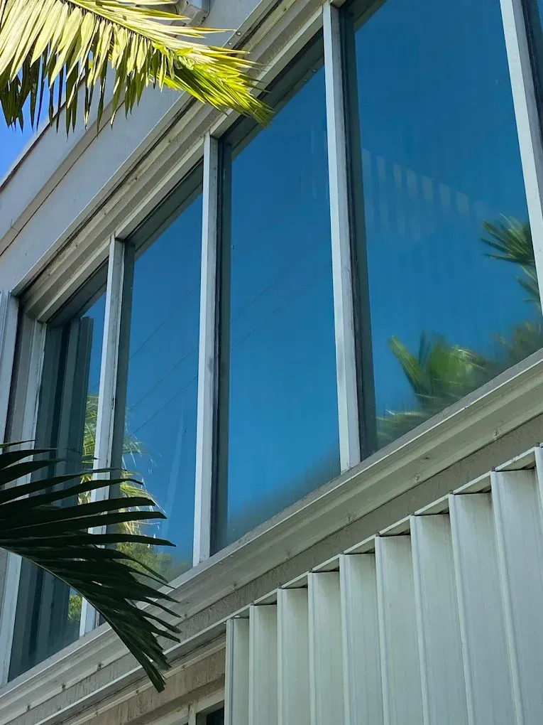 Paneles de vidrio para ventanas con maarcos instalado en una residencia de los Redlands.