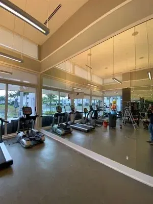 Espejo de pared completa instalado en un gimnasio en South Miami.