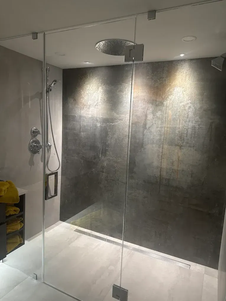 Cabina de ducha de vidrio sin marco con panel fijo instalada en un baño en West Miami.