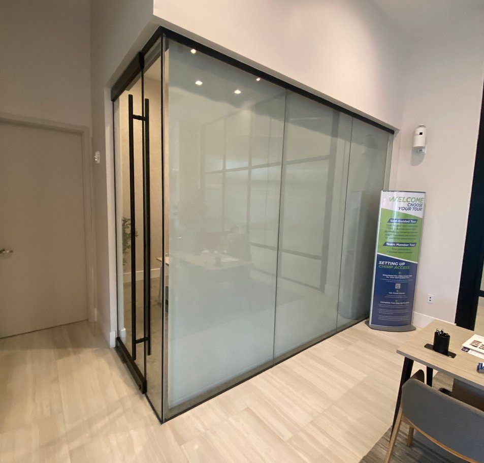Oficina de vidrio con marco delgado de aluminio negro, puerta de vidrio enmarcada y tirador largo, Miami