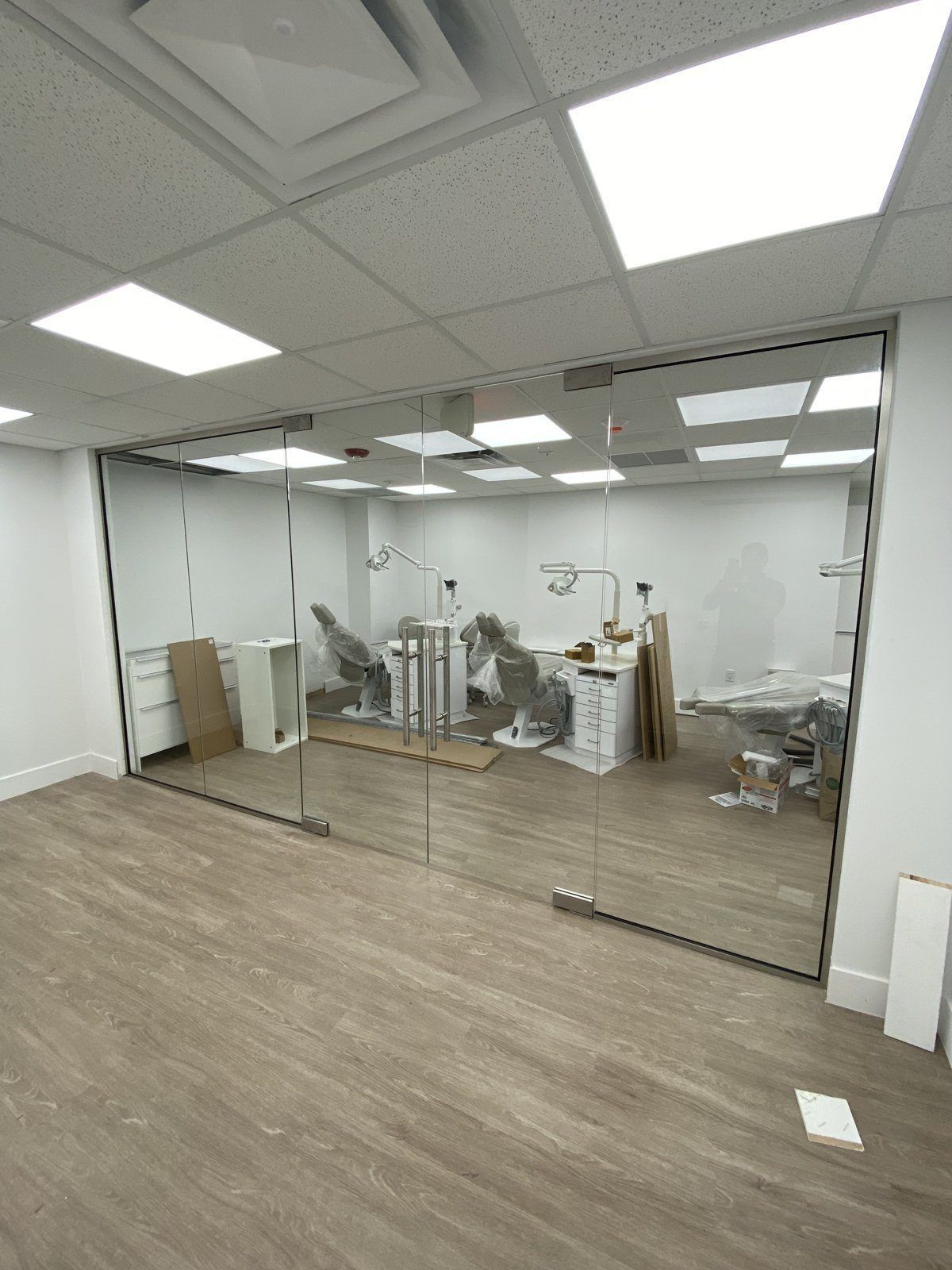 Consultorio dental con partición de vidrio transparente sin marco de piso a techo, esquina vidrio con vidrio y puerta de entrada de vidrio, Miami-Dade