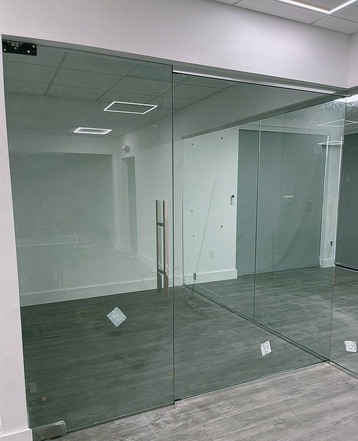 Pared de oficina de vidrio transparente sin marco con puerta de vidrio sin marco y tirador, Miami