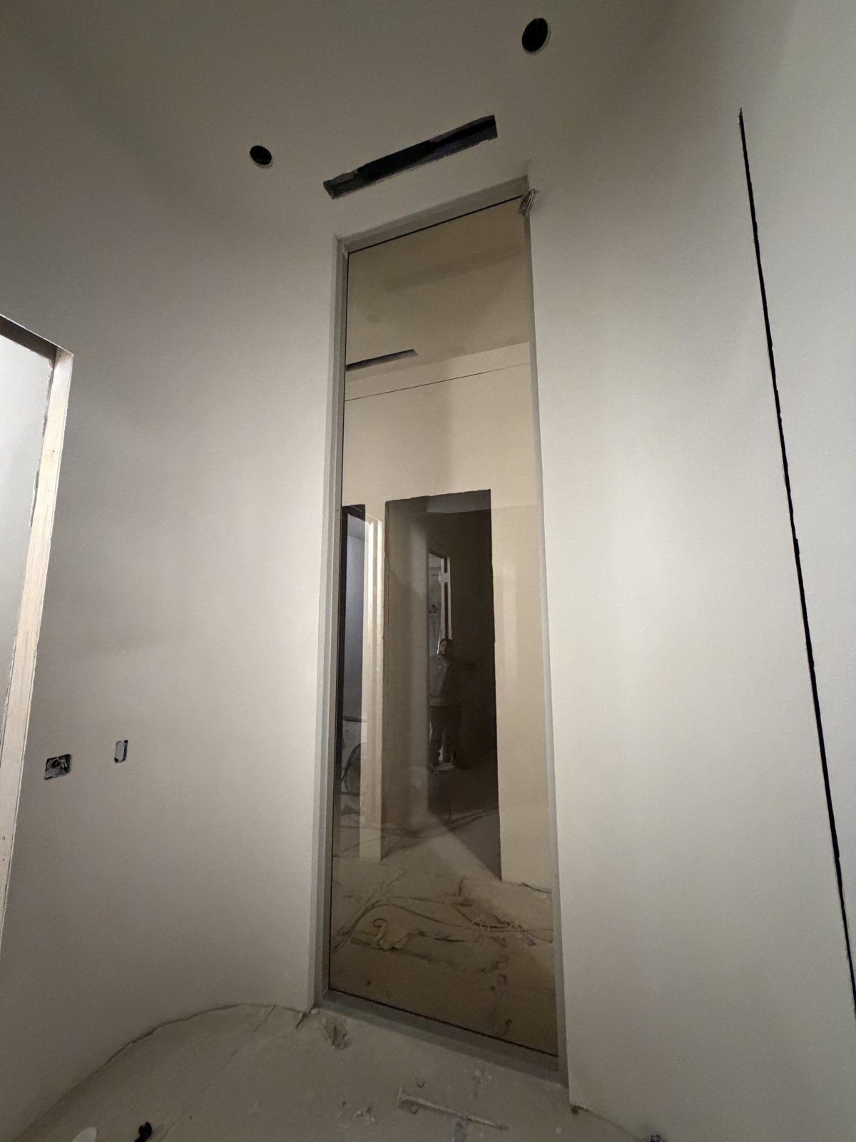 Partición de vidrio tintado bronce de piso a techo instalada en un local comercial nuevo, Miami-Dade