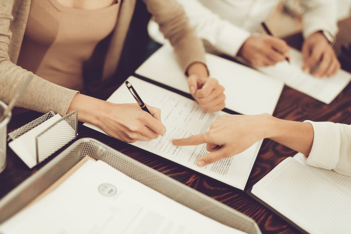 Donna che firma un modulo
