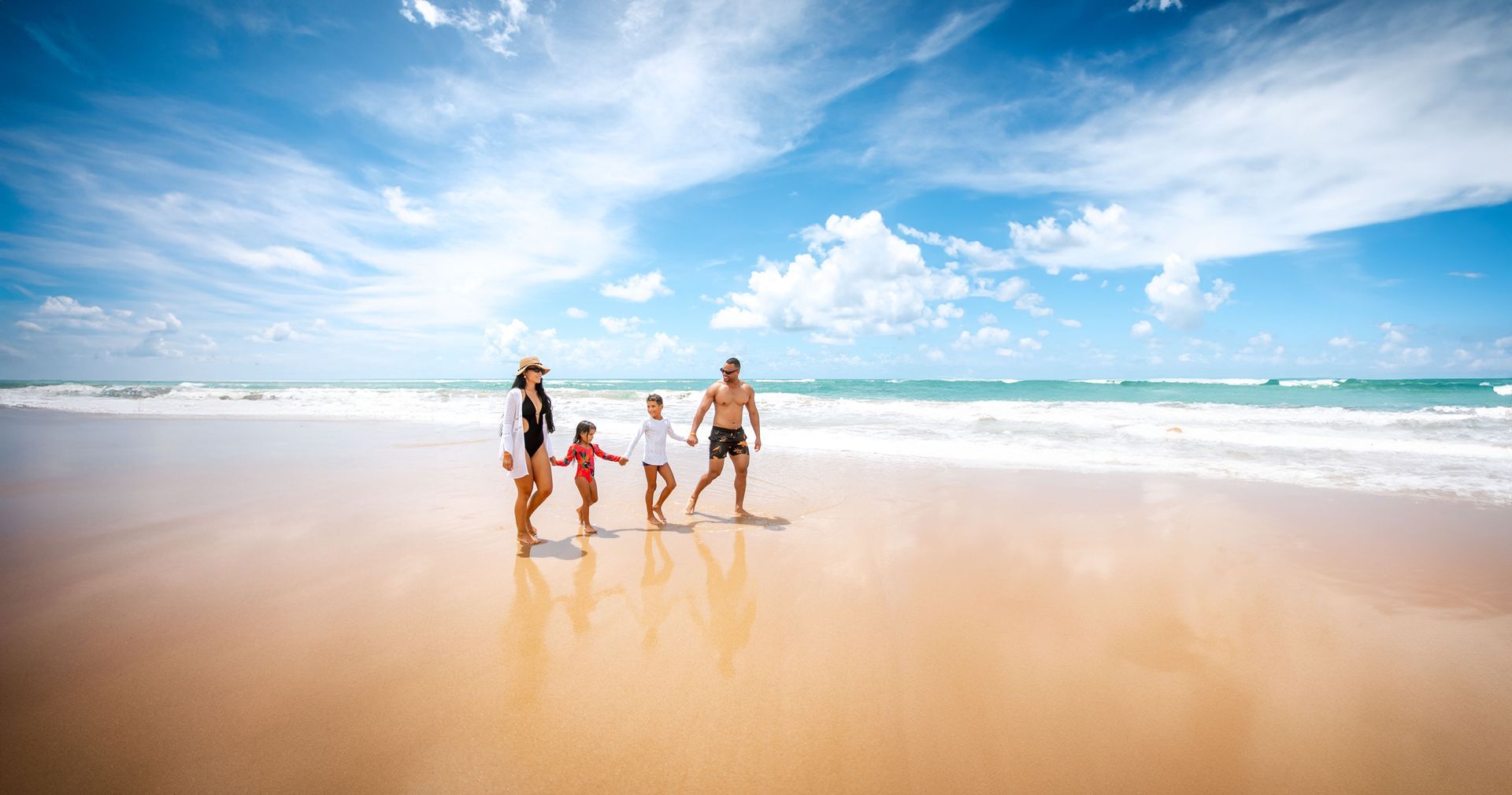 Um grupo de personagens de desenhos animados estão em uma praia.