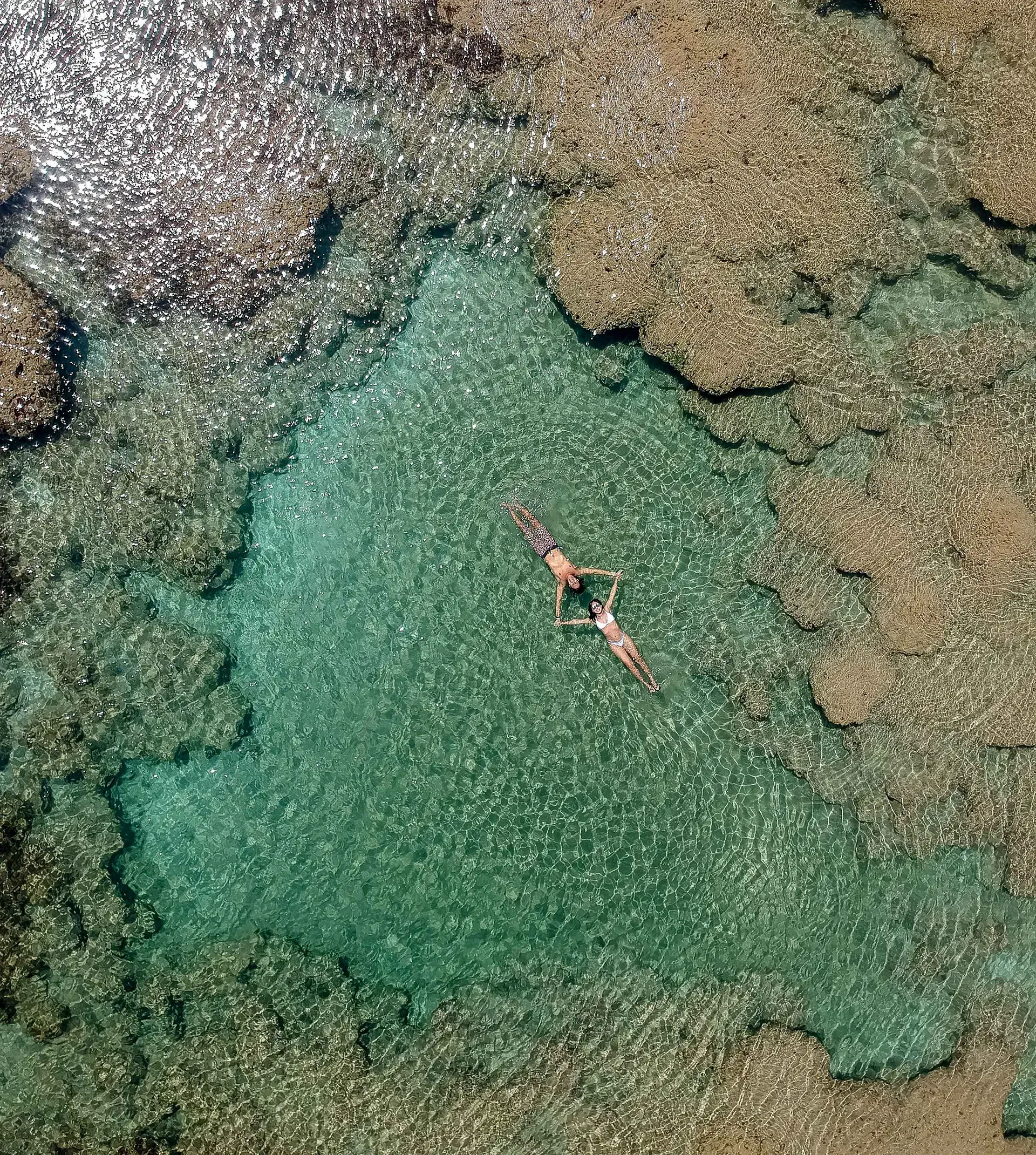 Uma vista aérea de uma pessoa nadando no oceano.