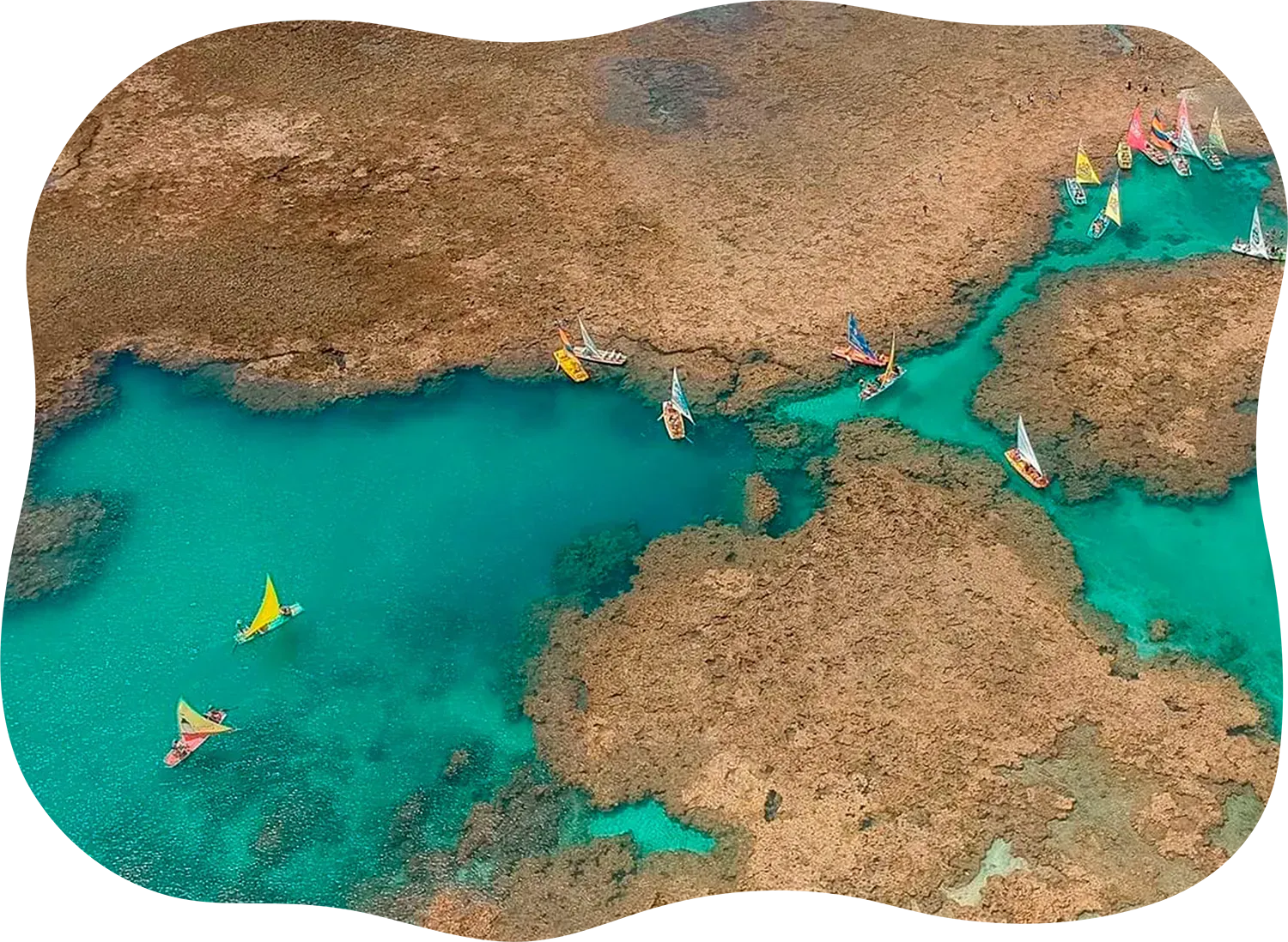 Uma vista aérea de um corpo de água com barcos nele