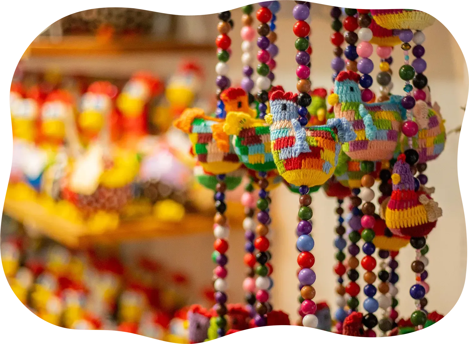 Um monte de contas coloridas com galinhas nelas
