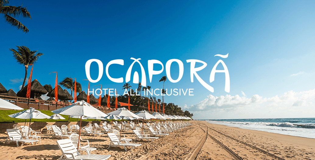 Uma praia com muitas cadeiras e guarda-sóis e a palavra ocapora escrita nela.