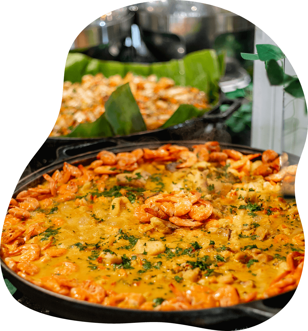 Um close de uma panela de comida com camarão dentro