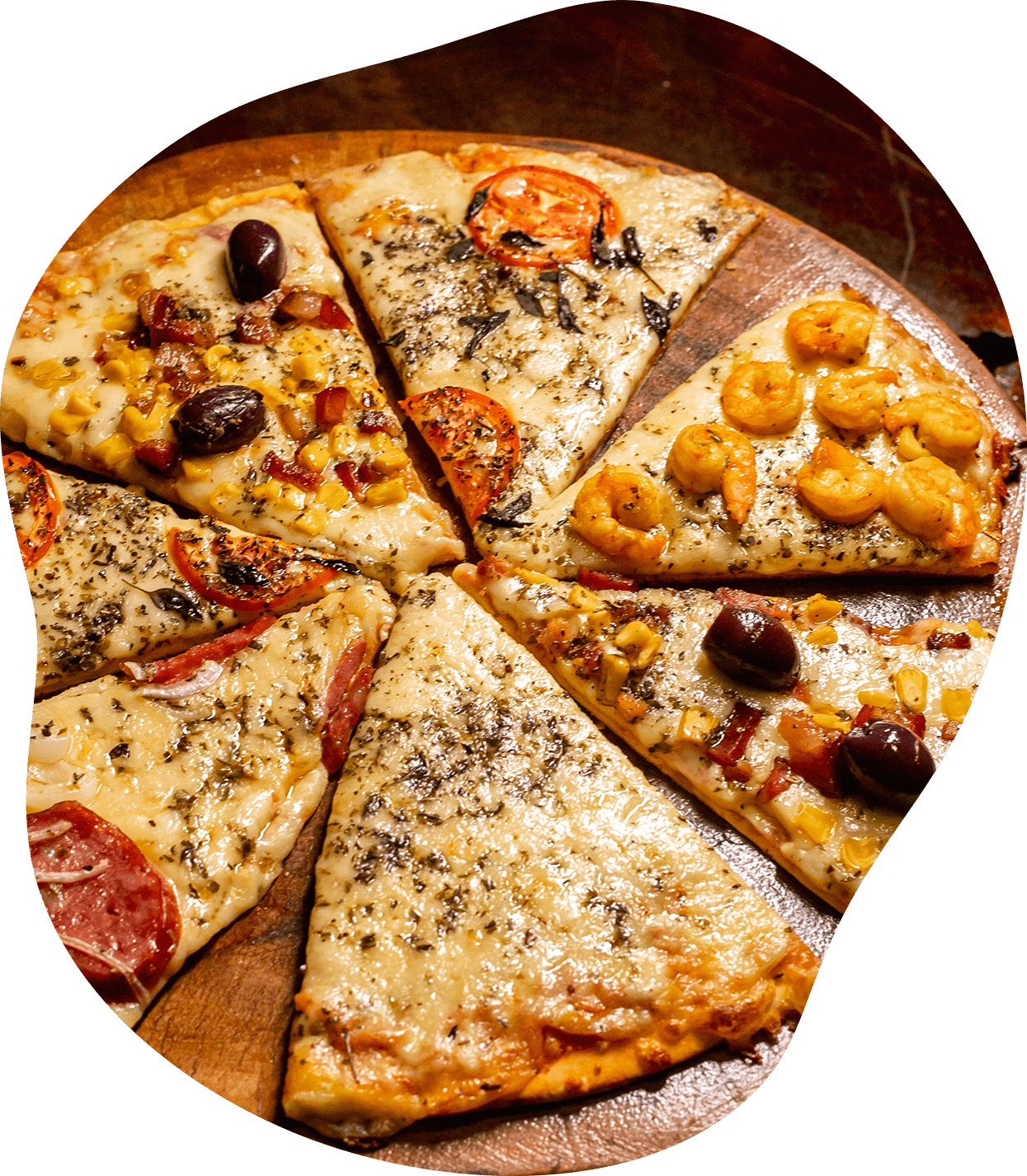 Uma pizza com diferentes coberturas está sobre uma tábua de corte de madeira.