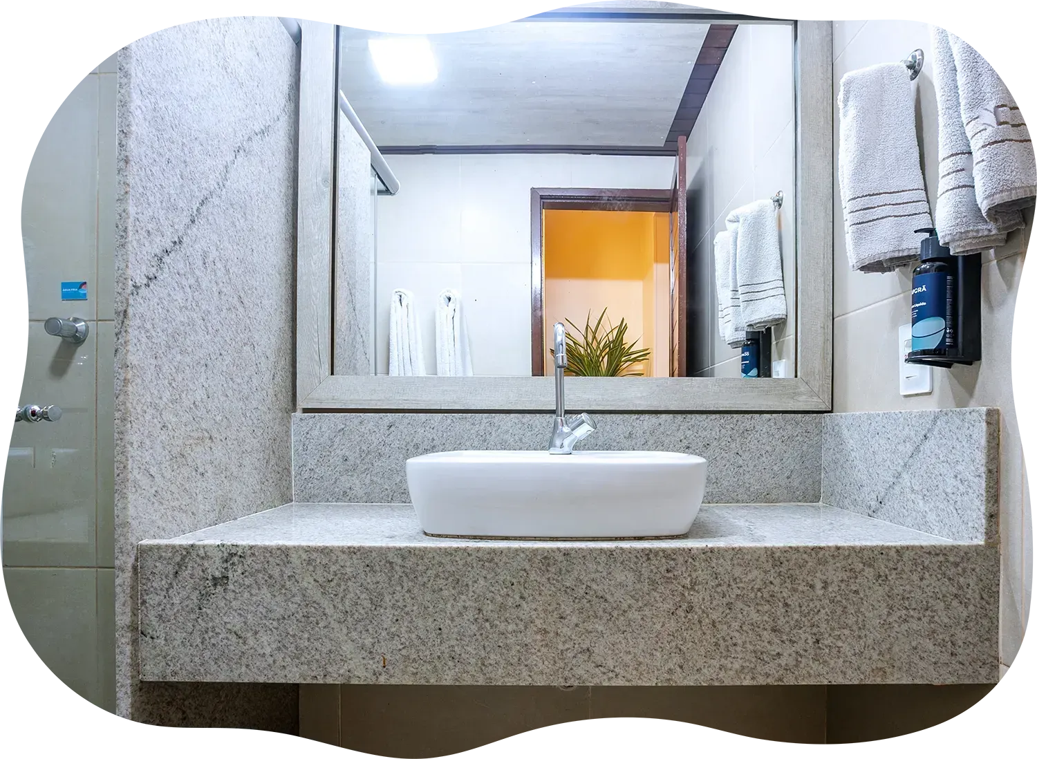 Um banheiro com uma pia e um espelho grande