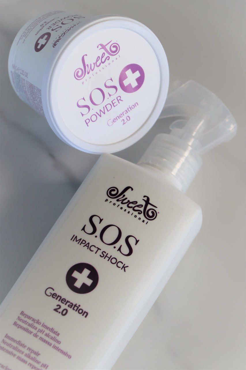 Una botella de sos impact shock junto a un recipiente con sos powder