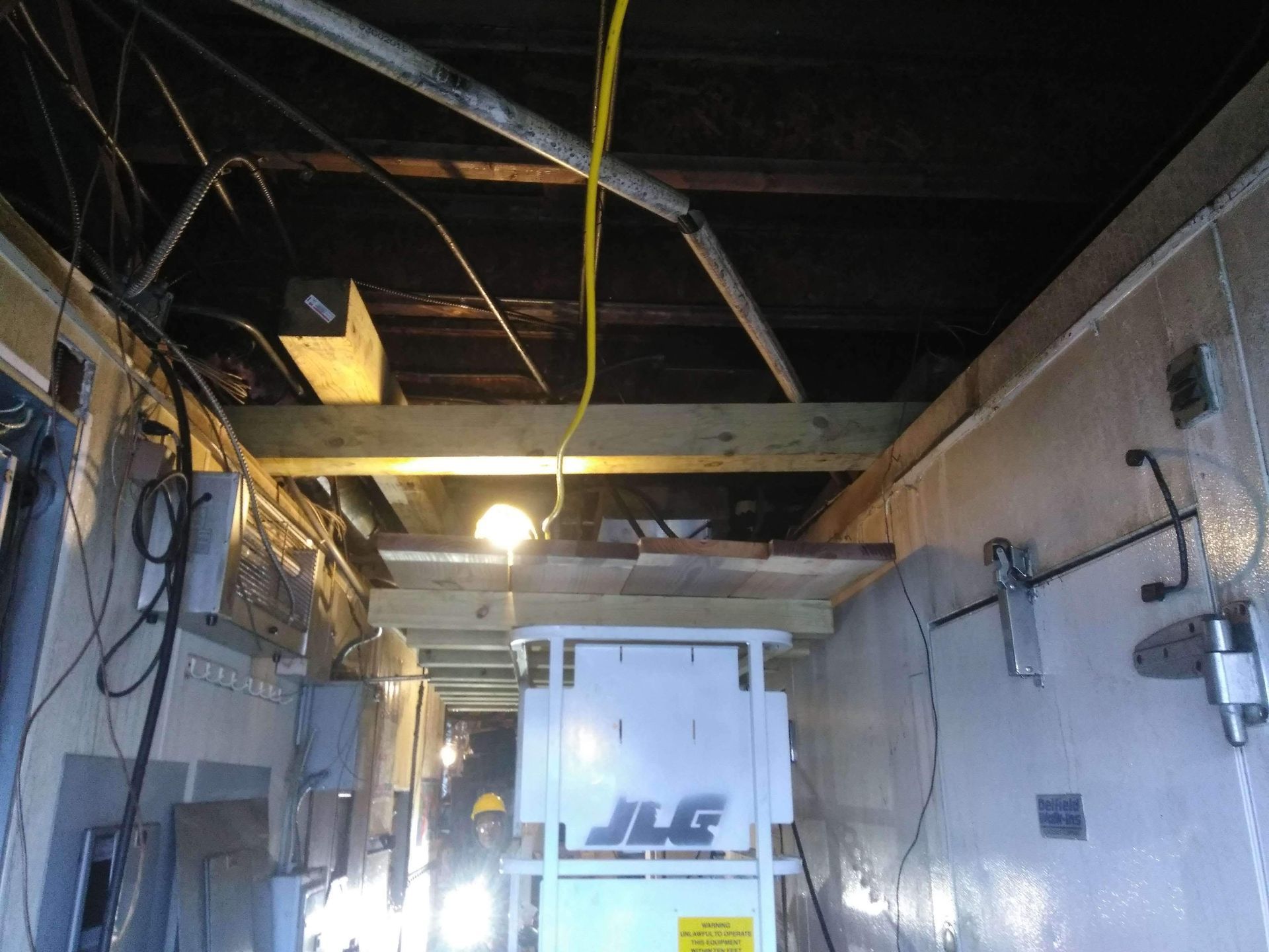 A jlg lift is in the ceiling of a building
