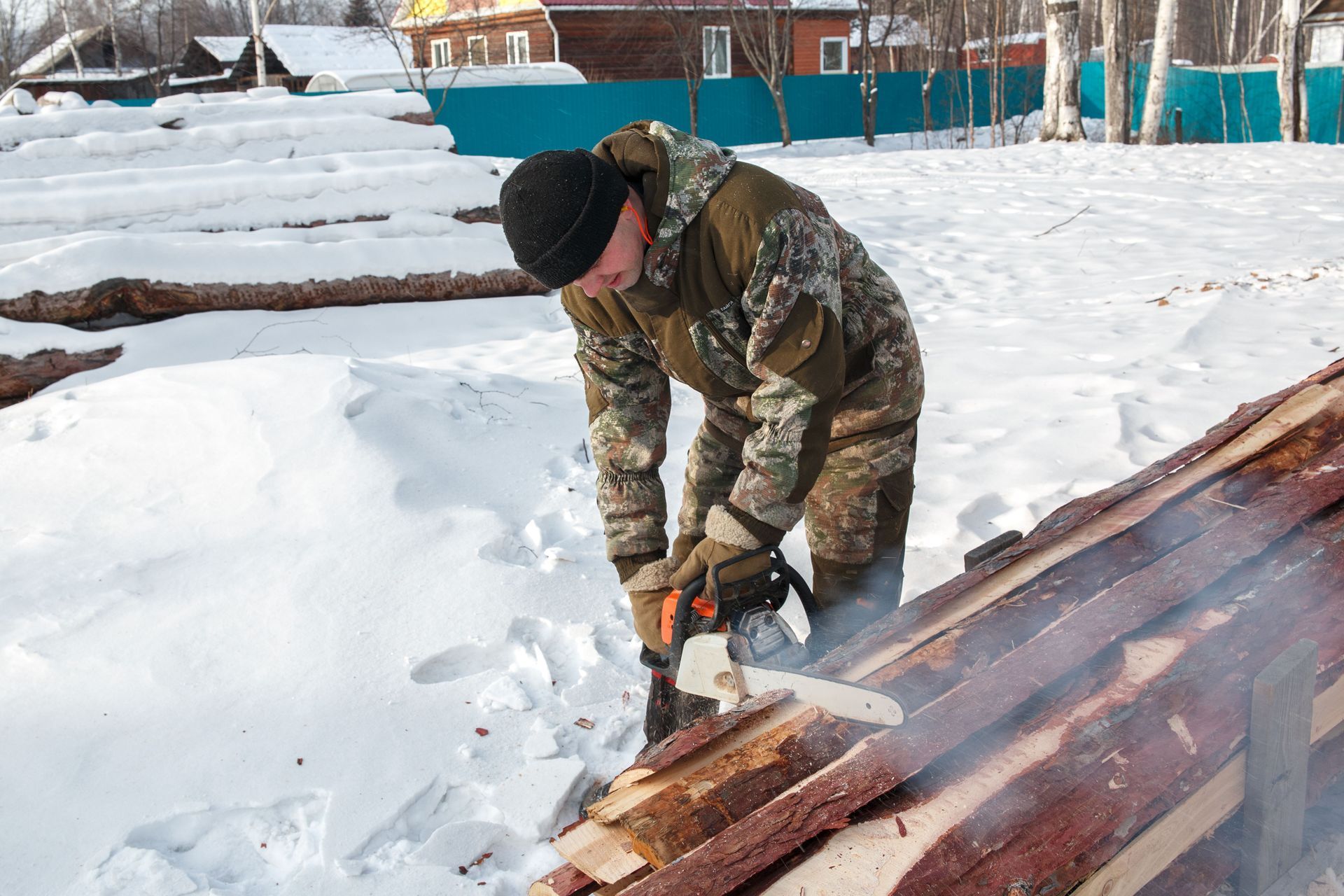 Worker wearing insulated cold temperature gloves