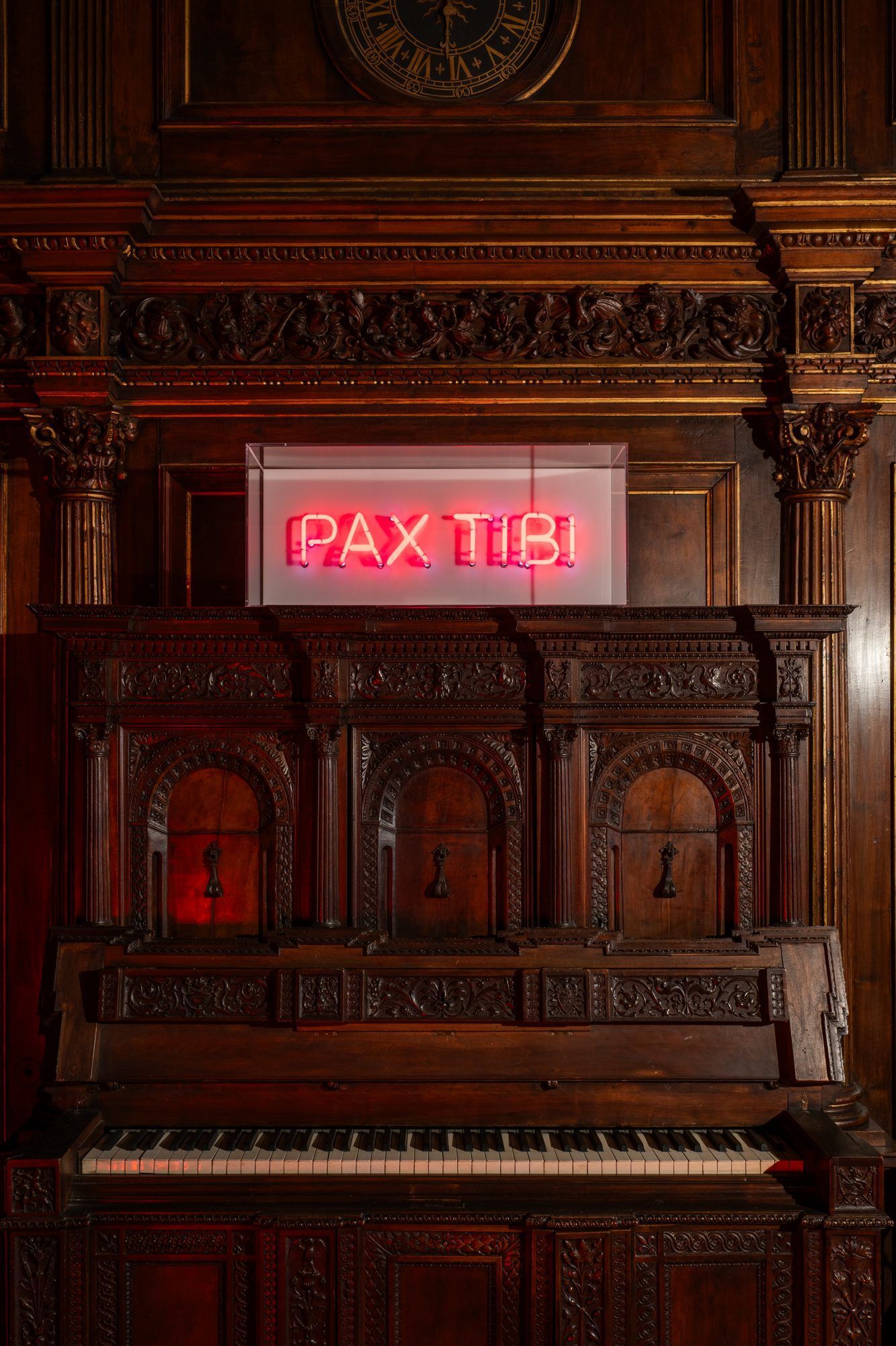 PAX TIBI, 2020, plexiglas, neon, trasformatore, 30 x 70 x 30 cm
