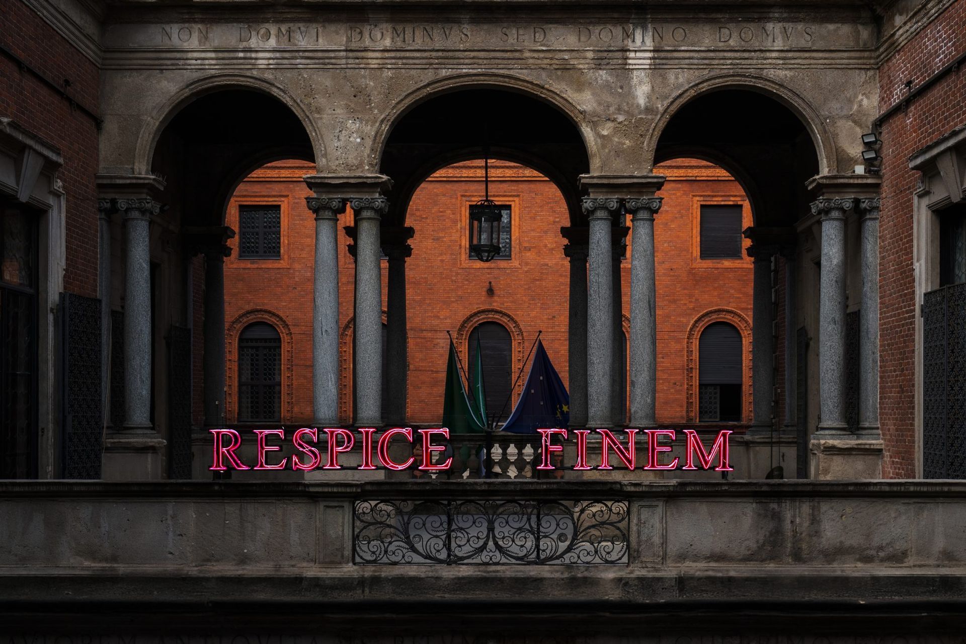 RESPICE FINEM, 2025, ferro, neon, trasformatori, due elementi, 37 x 220 x 5 cm e 37 x 175 x 5 cm