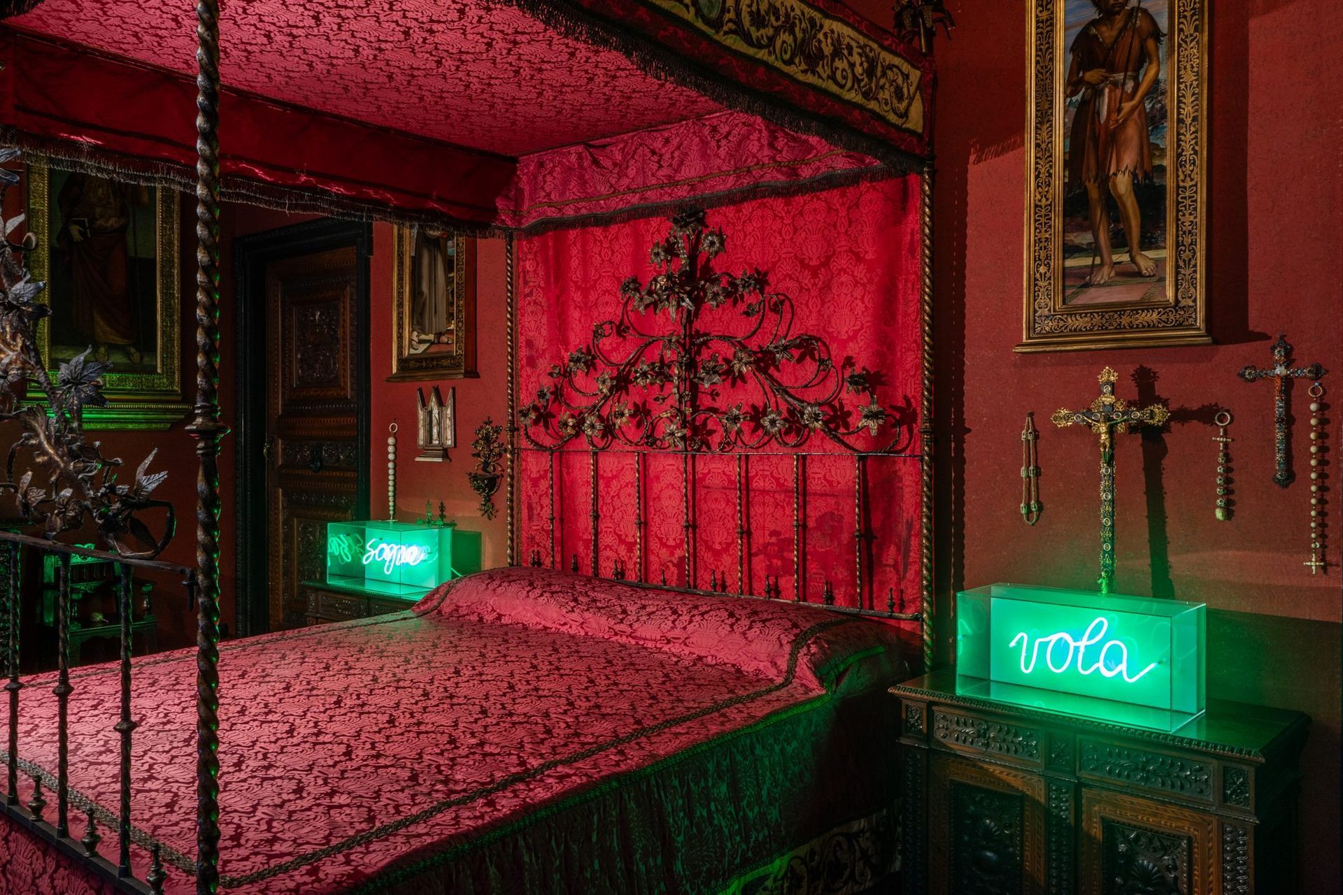 vola e sogna, 2021, plexiglas, neon, trasformatore, 35 x 50 x 25 cm
