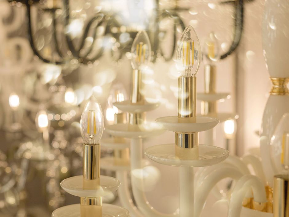 Interior de la tienda Yer-Luz con luminarias en exhibición