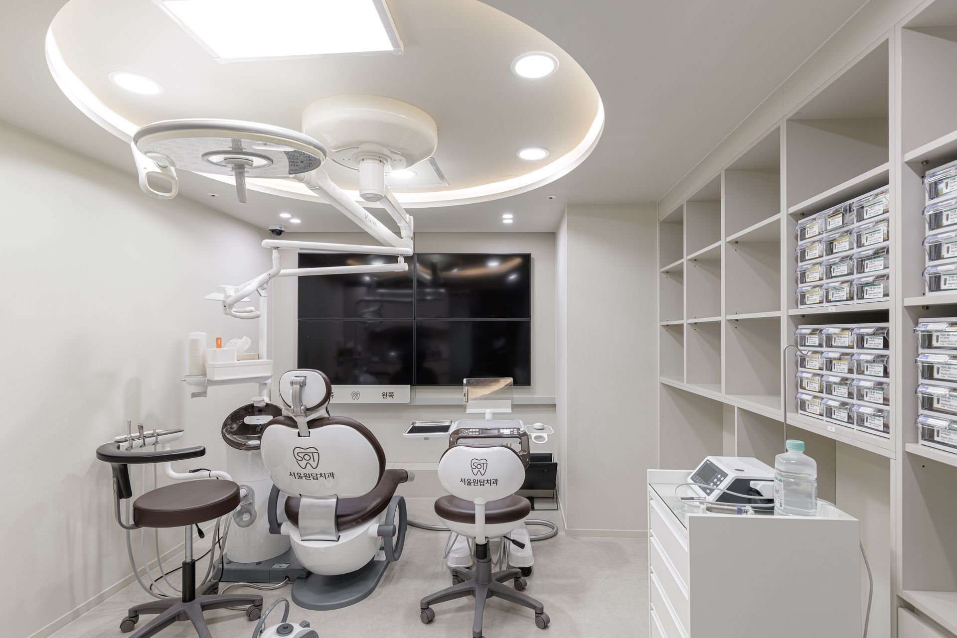 Treatment room with digital dental equipment