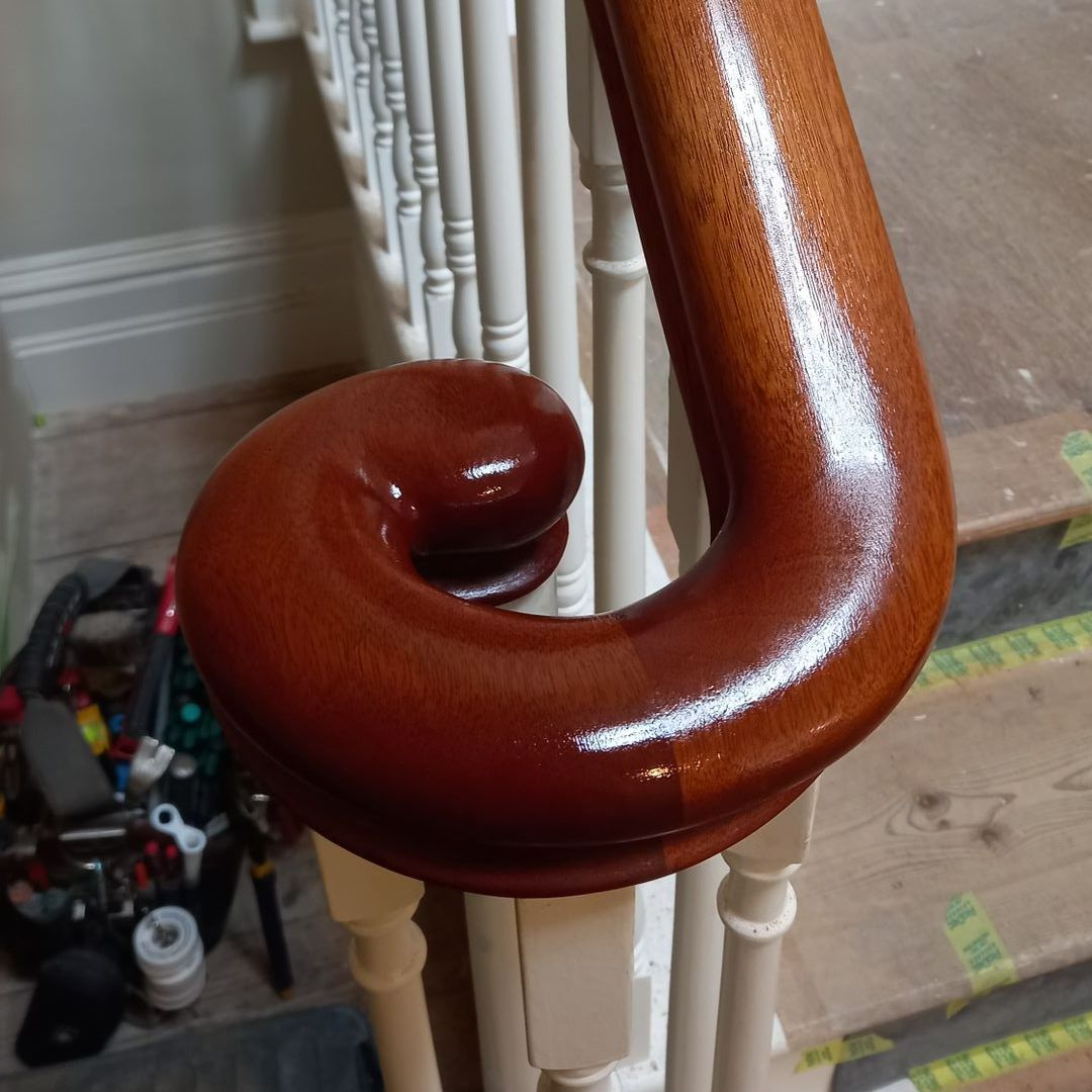 Flawlessly finished period staircase – deep gloss handrail over crisp white balusters, timeless restoration