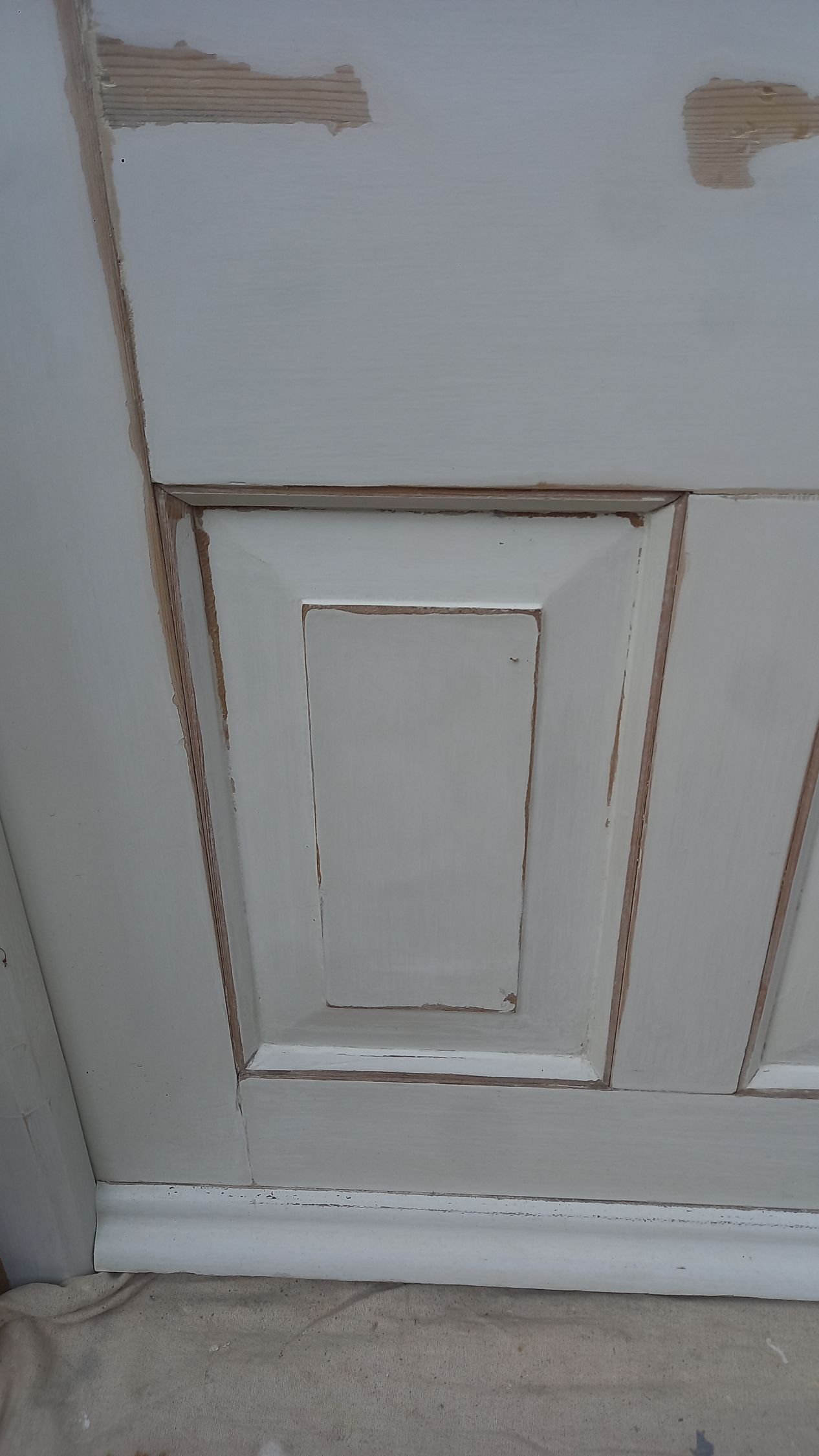 Careful repair of timber door edge – cracks filled and levelled, preserving authentic period moulding lines