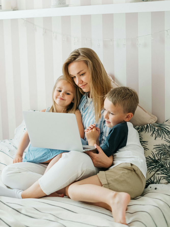 Mamma felice con i suoi bambini in un momento pieno di amore, famiglia e connessione.