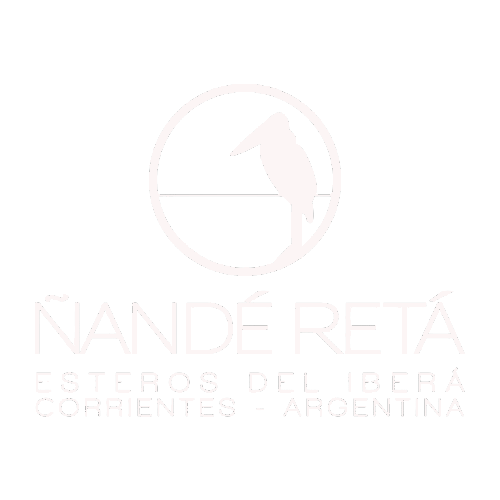 Nande Reta logo with circular emblem and light pink text reading “Nande Reta, destinos de tierra, Corrientes, Argentina”
