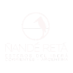 Nande Reta logo with circular emblem and light pink text reading “Nande Reta, destinos de tierra, Corrientes, Argentina”