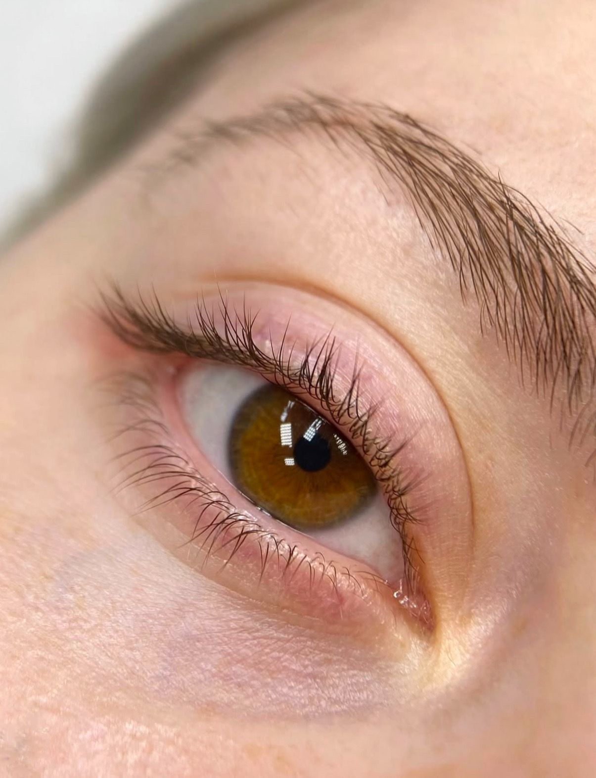 A close up of a woman 's eye with long eyelashes.
