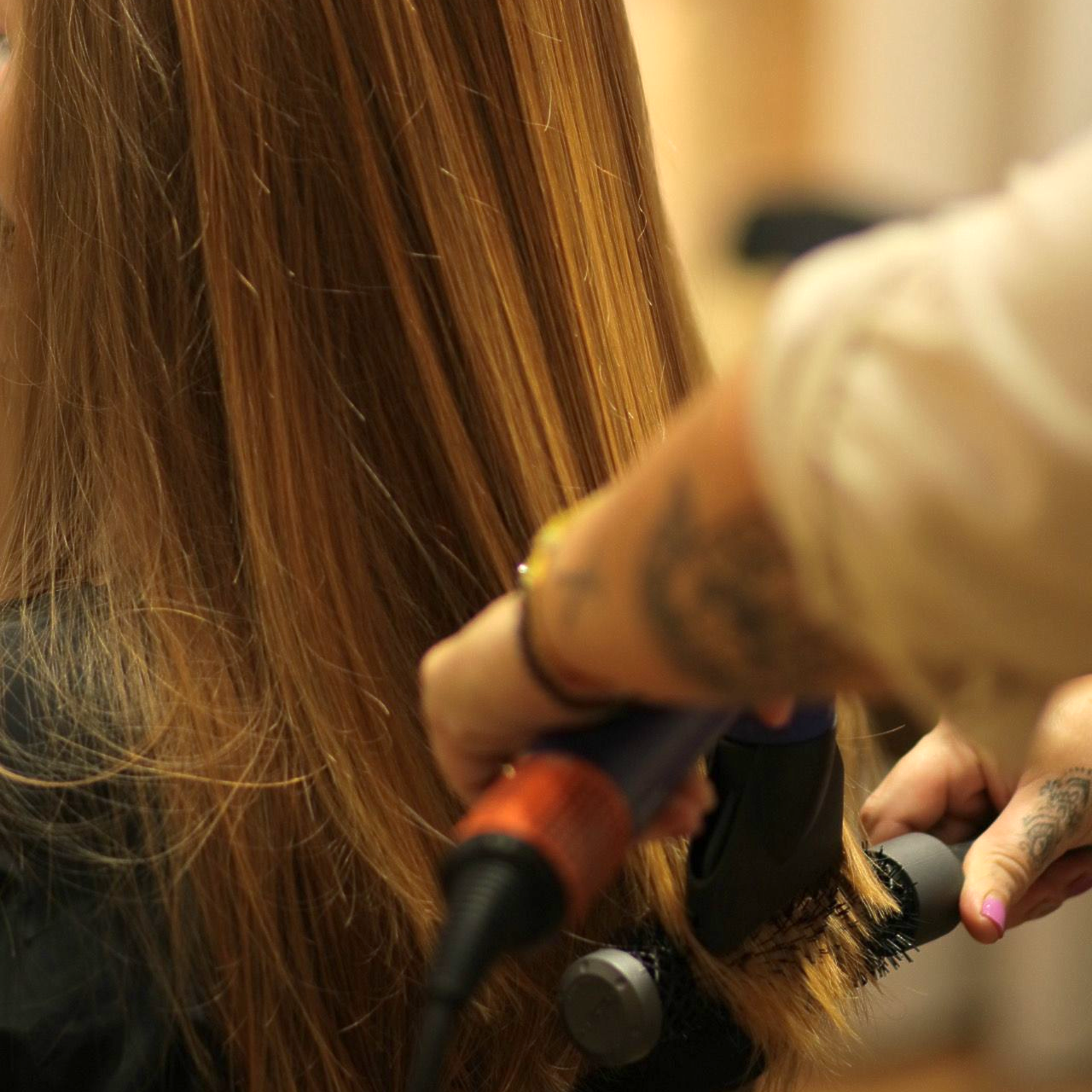 Una mujer secándose el cabello.