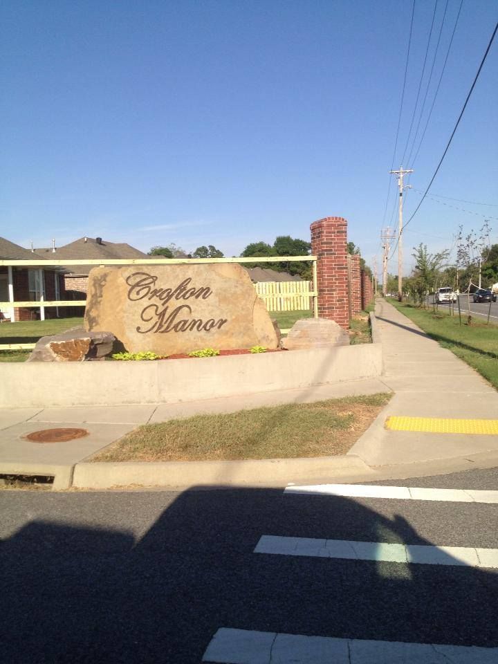 A sign on the side of a road that says crayford manor