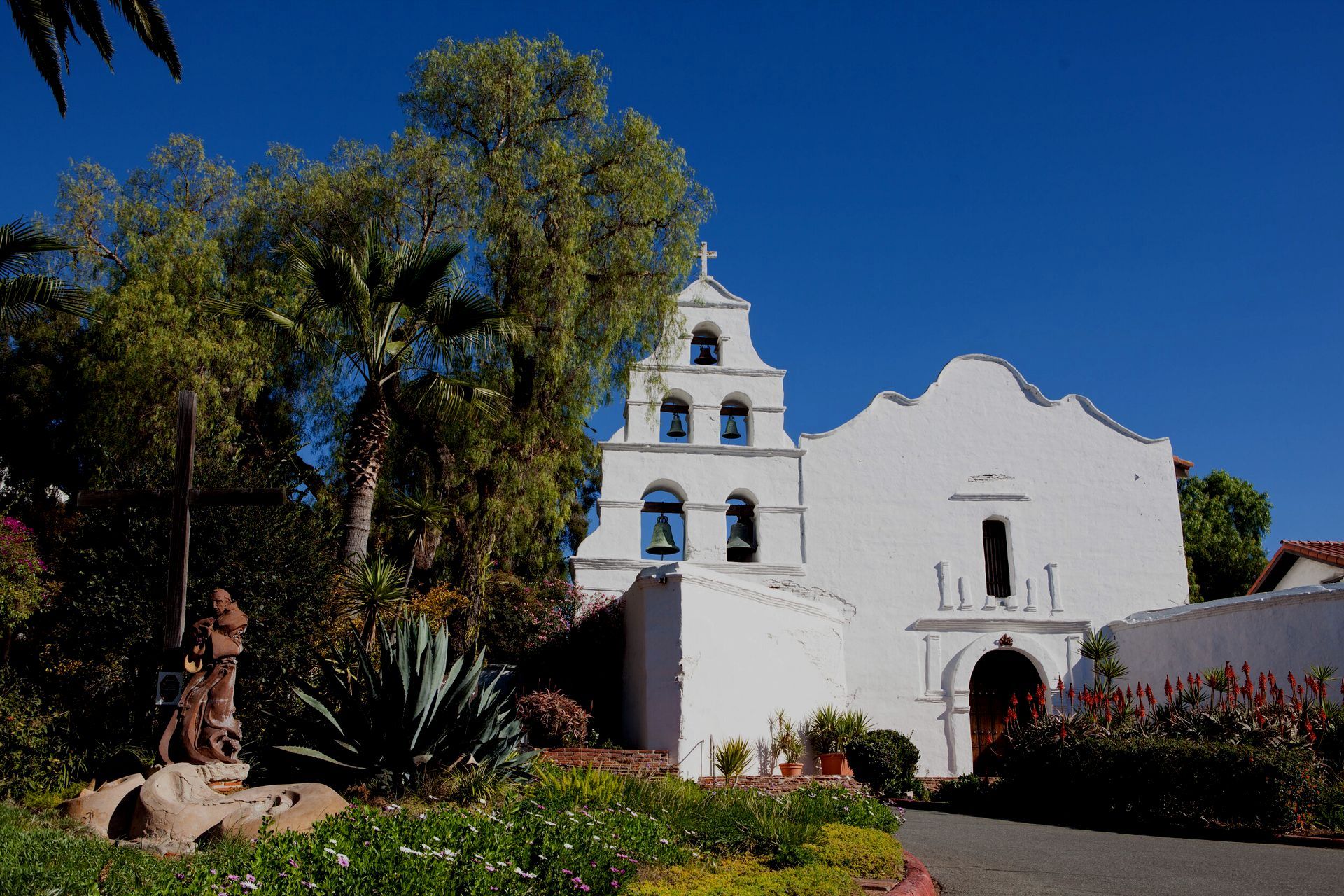 Mission San Diego Library, photo 2