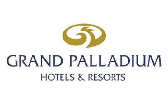 Logotipo de Grand Palladium Hotels & Resorts con un ícono de pájaro dorado sobre texto azul oscuro.